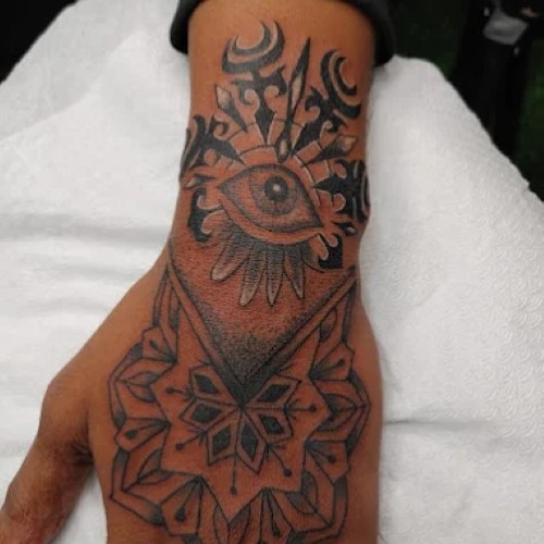 Black ink tattooz & piercing